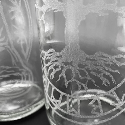 Glas Flasche mit Yggdrasil und Runen Gravur - Ansicht 2